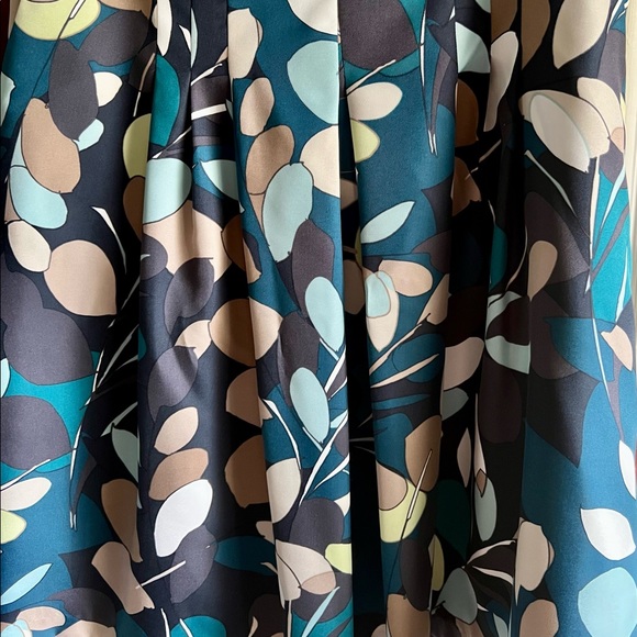 Ann Taylor size 6 skirt soft and silky Skirt. - Picture 2 of 8